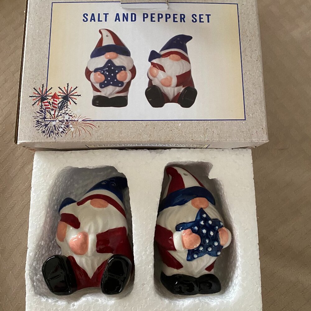 CRACKER BARREL GNOME SALT AND PEPPER SHAKERS PATRIOTIC RED WHITE  BLUE NEW BOXED